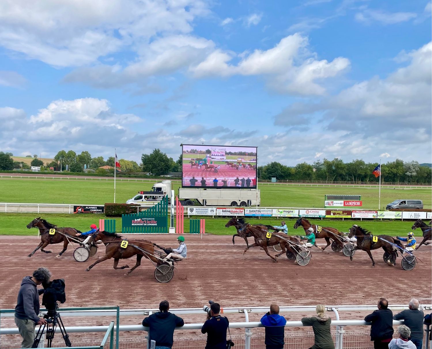 Photo d'une course de chevaux dans l'hippodrome de Beaumont de Lomagne